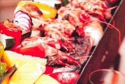 Шашлыки из морепродуктов и овощей