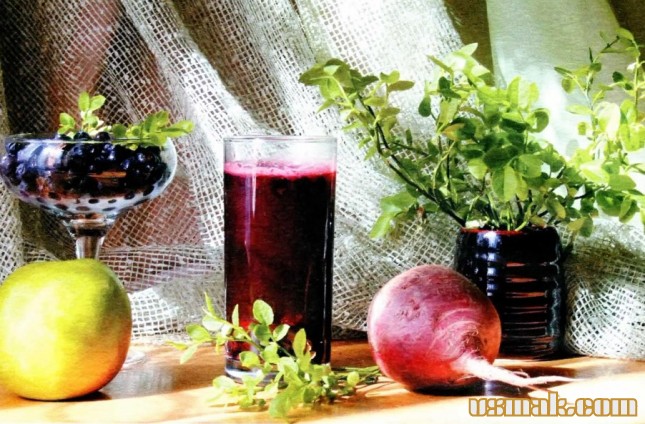 Рецепт Свекольный сок с яблоком и черникой фото