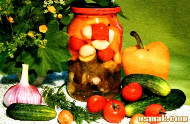 Рецепт Салат, огурцы, помидоры, перец, лук фото
