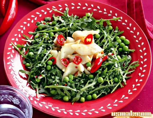 Рецепт Азиатский салат из кальмаров с чесночно-лаймовой заправкой фото