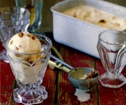 Мороженое из фундука с соленой карамелью