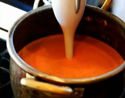 рецепт Чешский томатный суп с базиликом и корицей