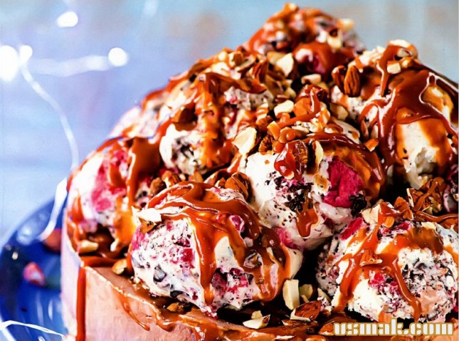 Рецепт Торт-мороженое с малиной, миндалем и карамелью фото
