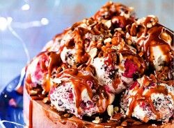 рецепт Торт-мороженое с малиной, миндалем и карамелью