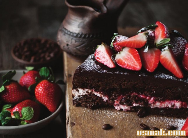 Рецепт Шоколадный торт со сливочным сыром и клубникой фото