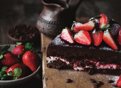 рецепт Шоколадный торт со сливочным сыром и клубникой