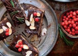 рецепт Шоколадные батончики с карамелью и цукатами