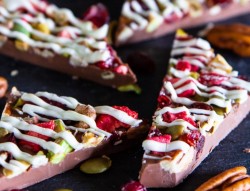 рецепт Праздничная плитка шоколада с орехами