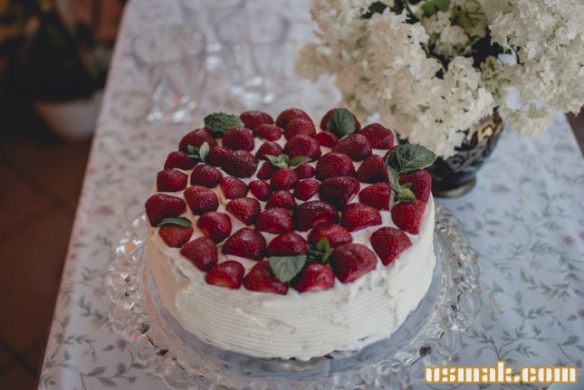Рецепт Бисквитный торт Ольги Матвей с клубникой фото