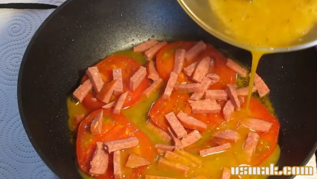 Пышный омлет с помидорами на сковороде на завтрак