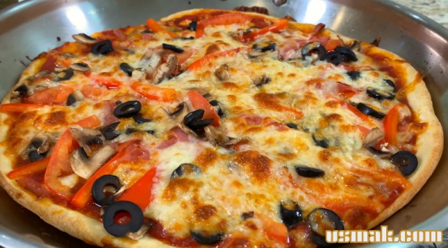 Быстрая пицца без дрожжей с колбасой