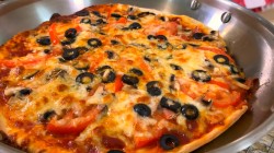 рецепт Быстрая пицца без дрожжей с колбасой