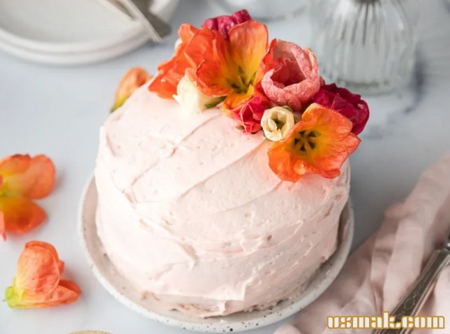 Рецепт Кокосовый торт с гибискусом и сьедобными цветами фото