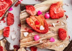 рецепт Домашний шоколад с сублимированными ягодами